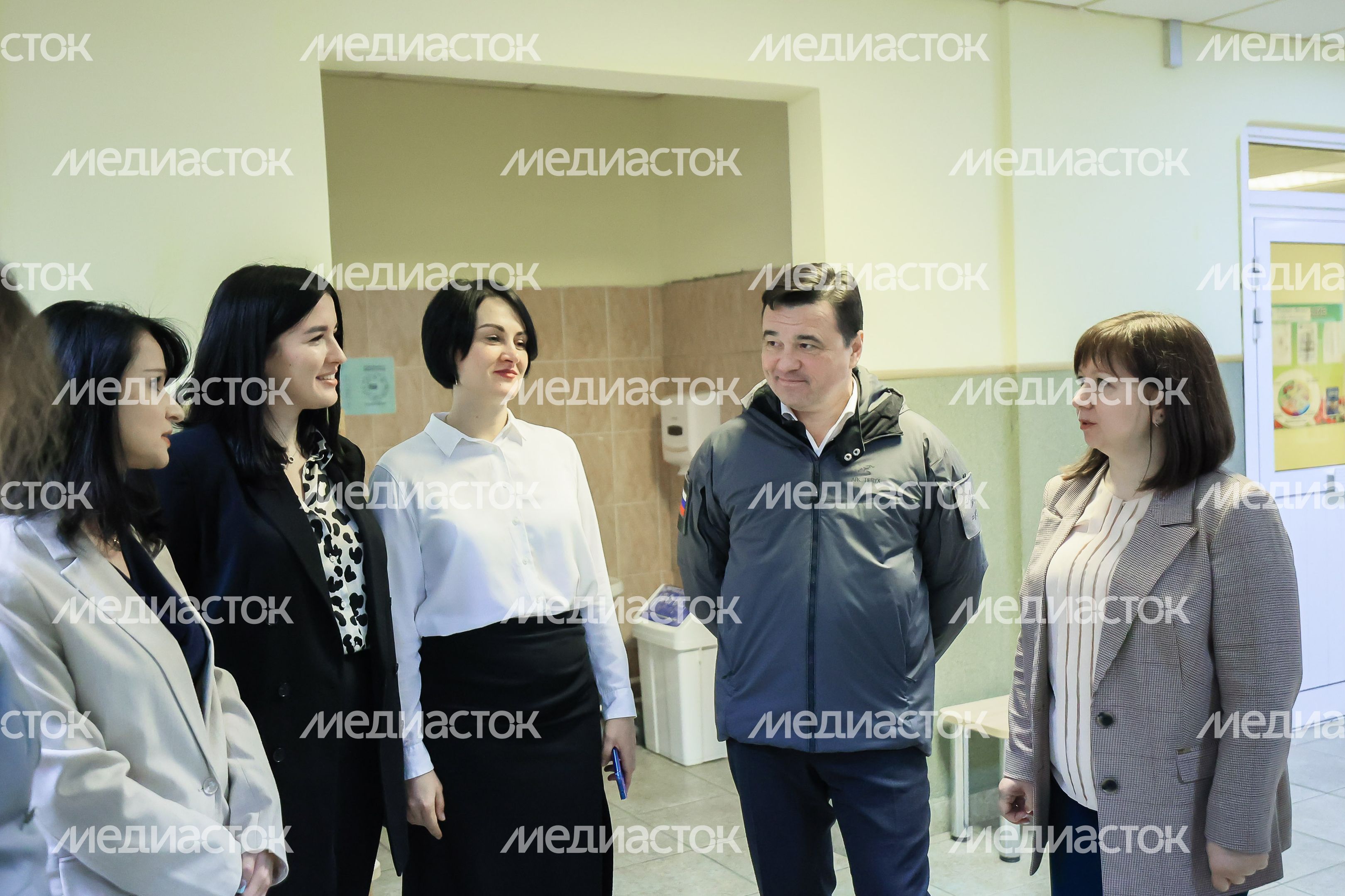 Проверка хода строительства пристройки к школе №14 в Долгопрудном Губернатором Подмосковья