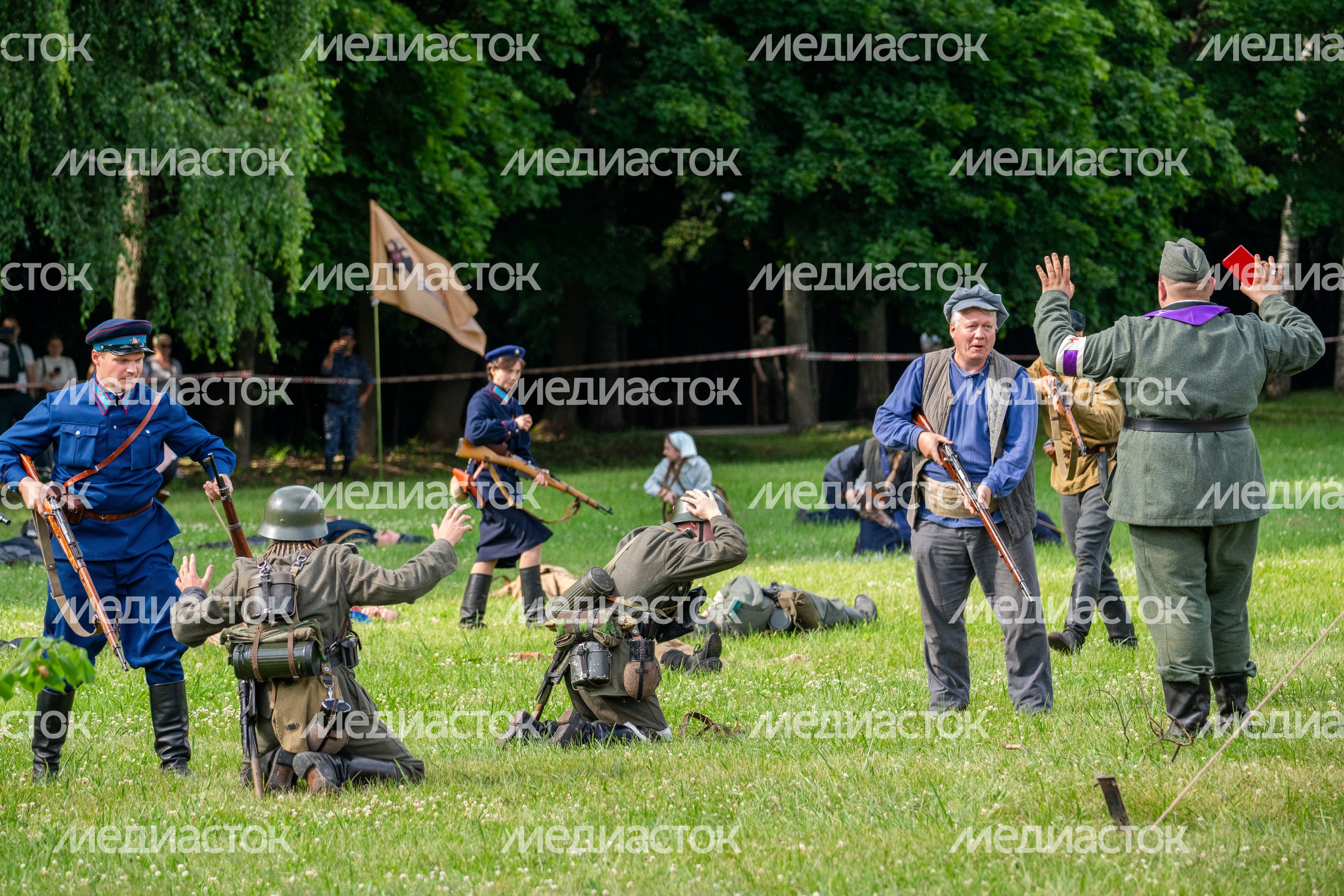 Реконструкция боя на военно-историческом фестивале «Ополчение. По зову сердца» в музее-заповеднике «Горки Ленинские»