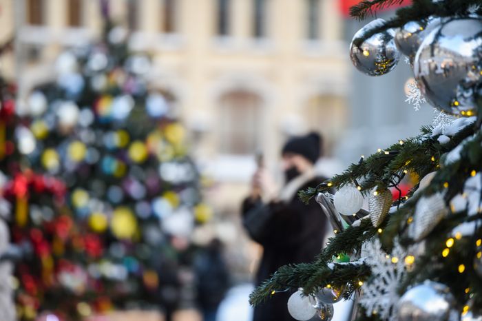 Открытие выставки дизайнерских елок на Кузнецком мосту