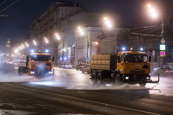 Помывка дорог после зимы в Москве