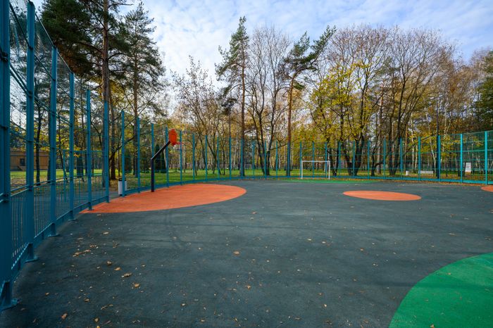 Спортивная площадка в Летнем парке Малаховки округа Люберцы осенью