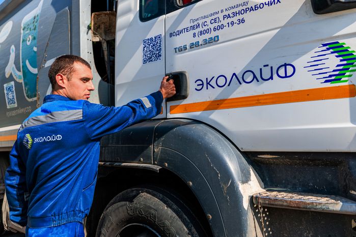 Работа мусоровоза при вывозе ТКО в Рузском округе