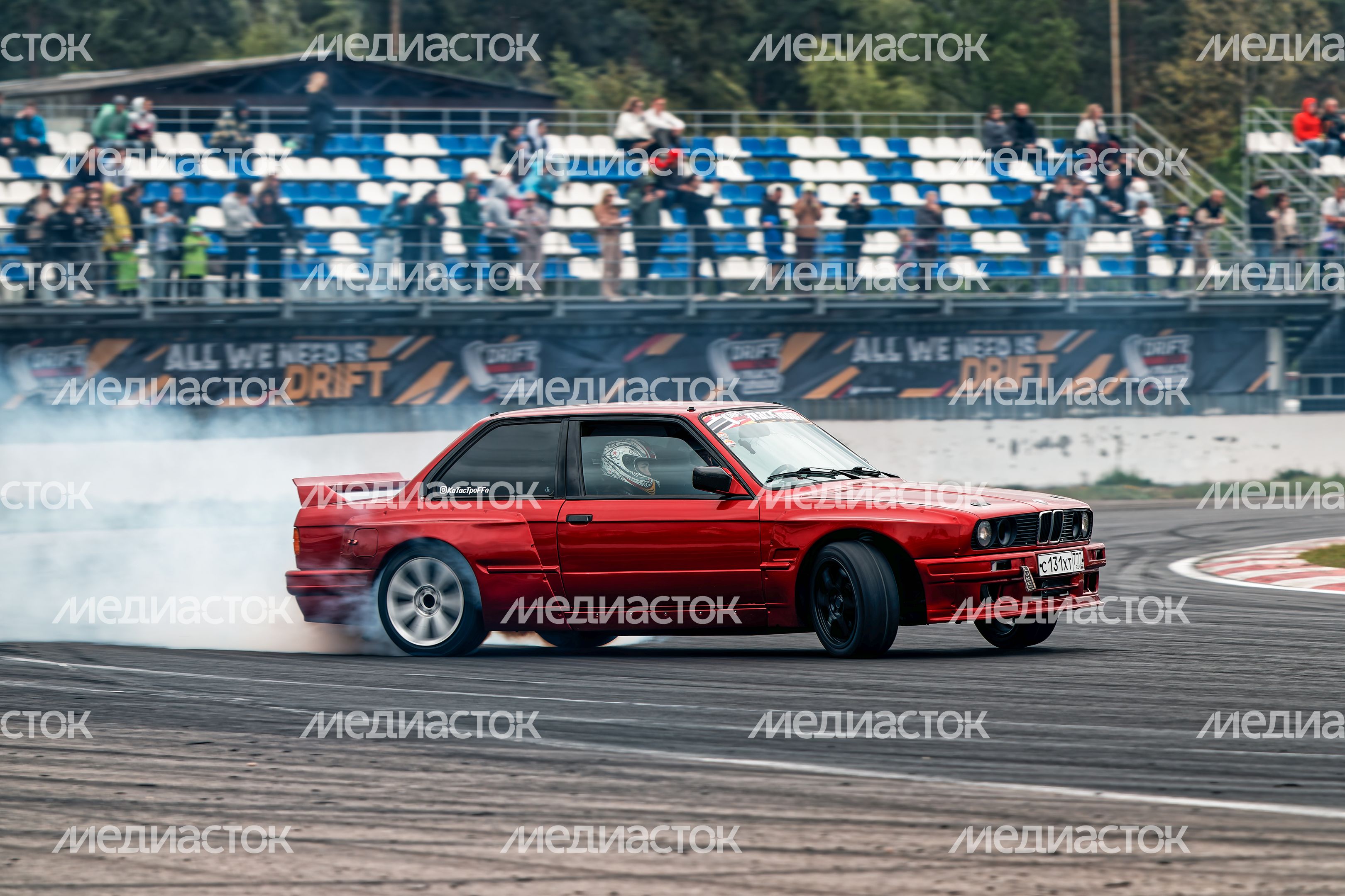 Гонка автомобилей на дрифт-фестивале скорости и драйва Drift Expo Track Mode 2025 Гонка автомобилей на дрифт-фестивале скорости и драйва Drift Expo Track Mode 2025