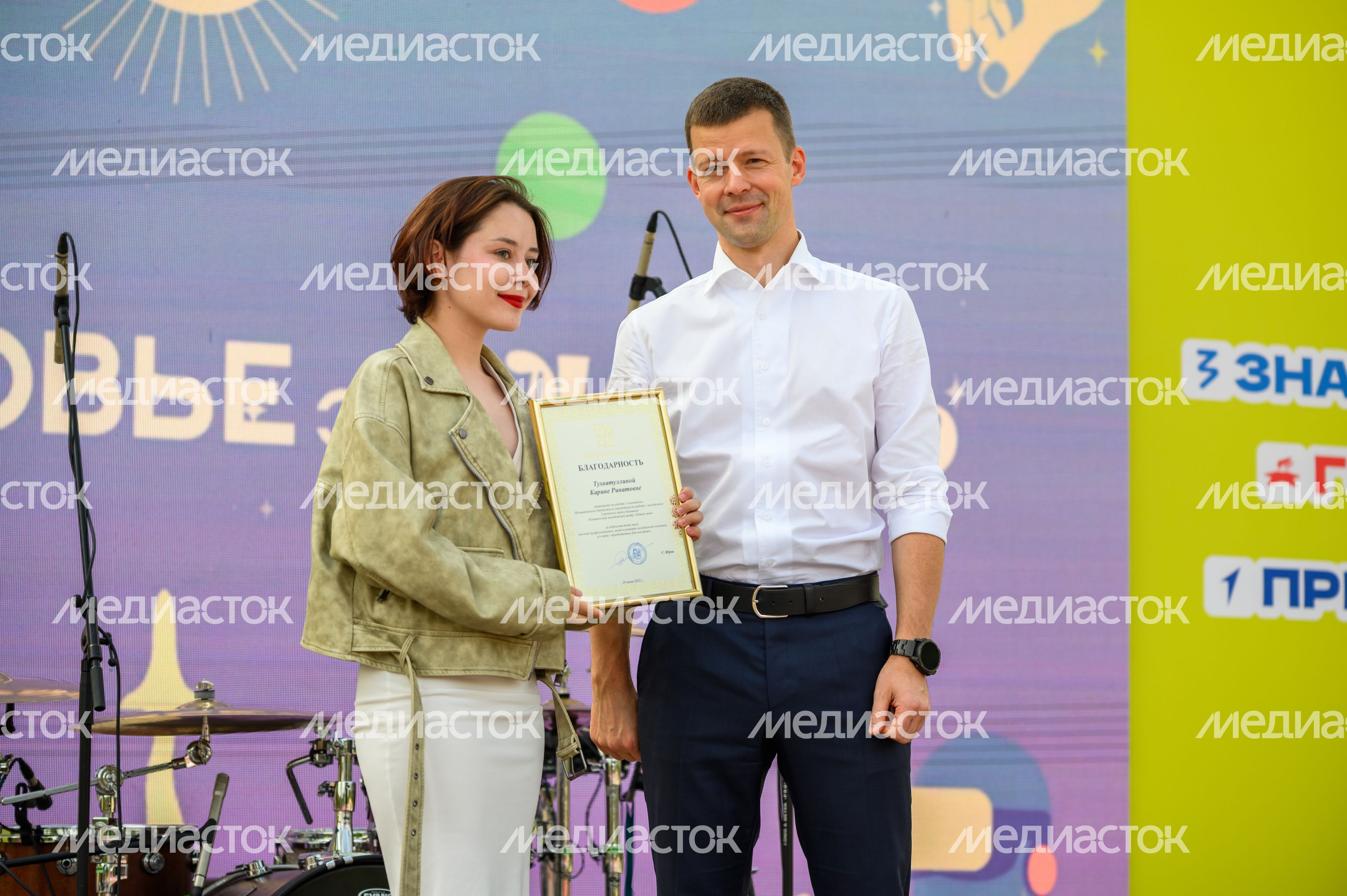 Глава Балашихи Сергей Юров наградил самых активных представителей молодежи на празднике в Пестовском парке Глава Балашихи Сергей Юров наградил самых активных представителей молодежи на празднике в Пестовском парке
