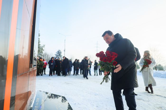 Андрей Воробьев возлагает цветы к мемориалу «Рубеж обороны»