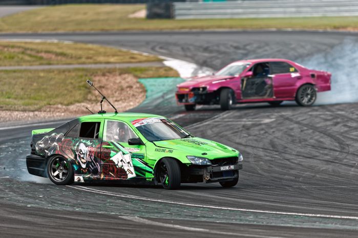 Дрифт-гонка автомобилей по автодрому Moscow Raceway на фестивале «Дрифт Экспо» в Волоколамске