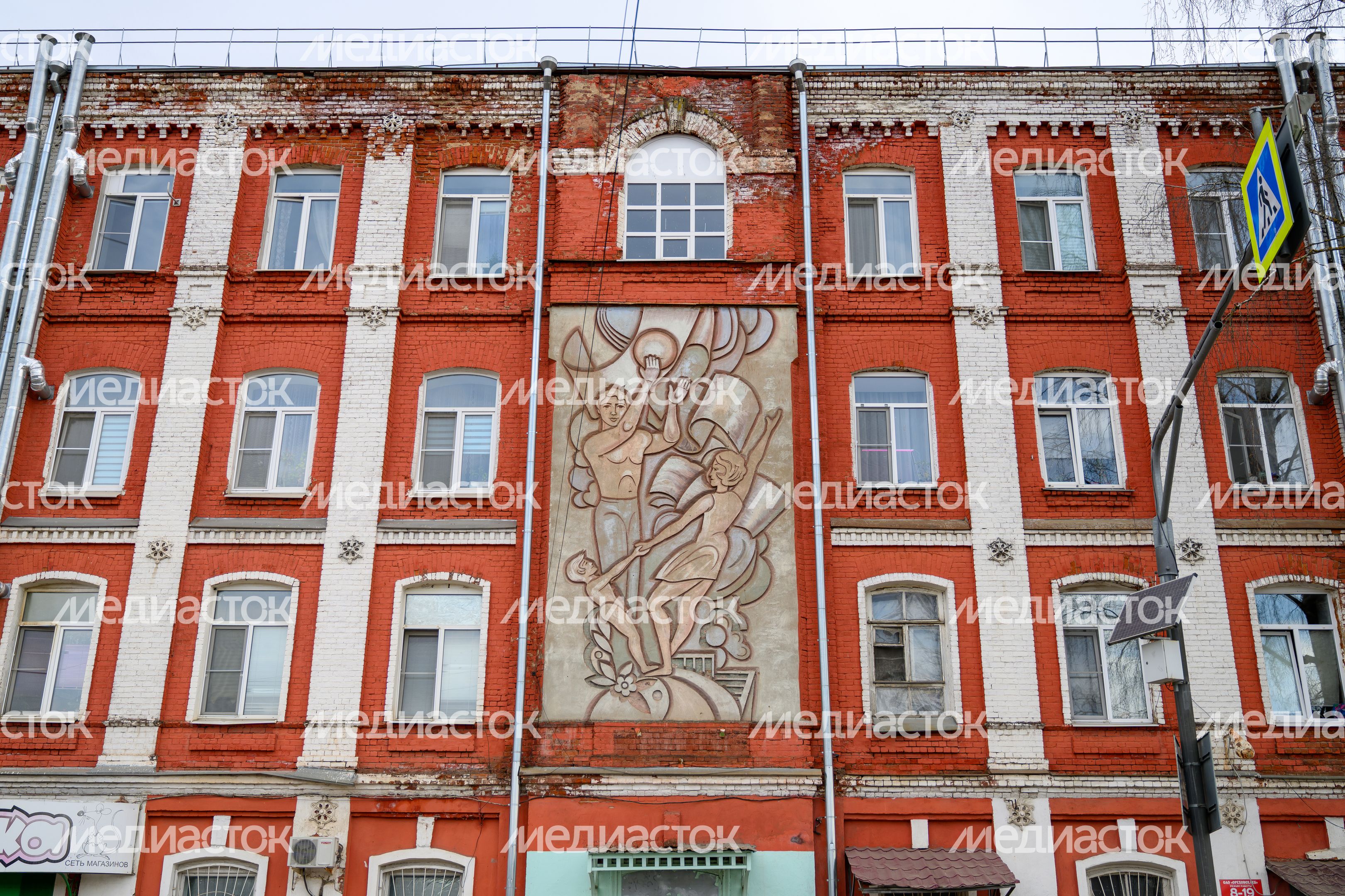 Панно на здании рабочей казармы ткацкой фабрики Н. Зимина в городе Дрезна Орехово-Зуевского округа