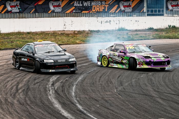 Гонка автомобилей на дрифт-фестивале скорости и драйва Drift Expo Track Mode 2025