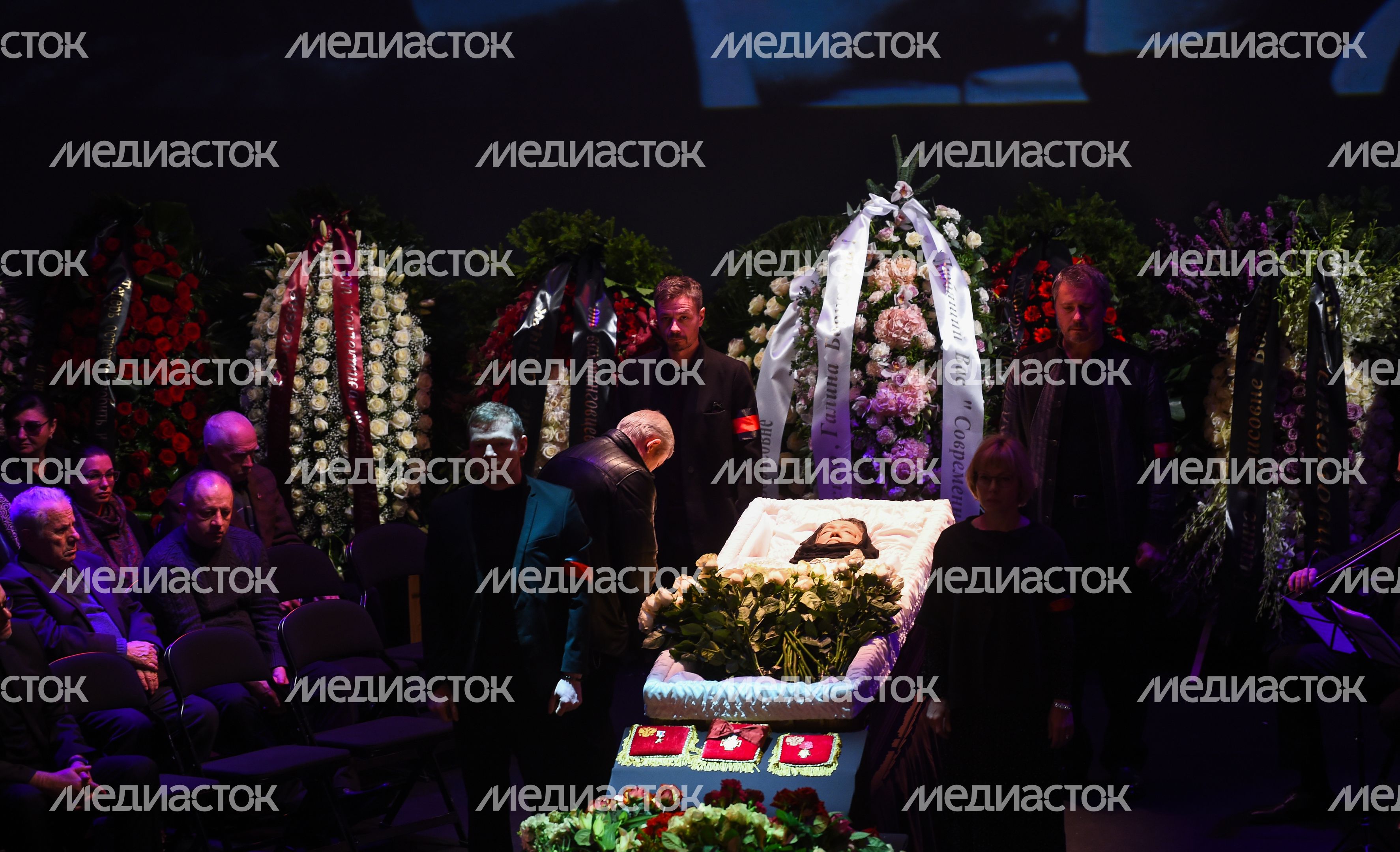 Церемония прощания с Галиной Волчек