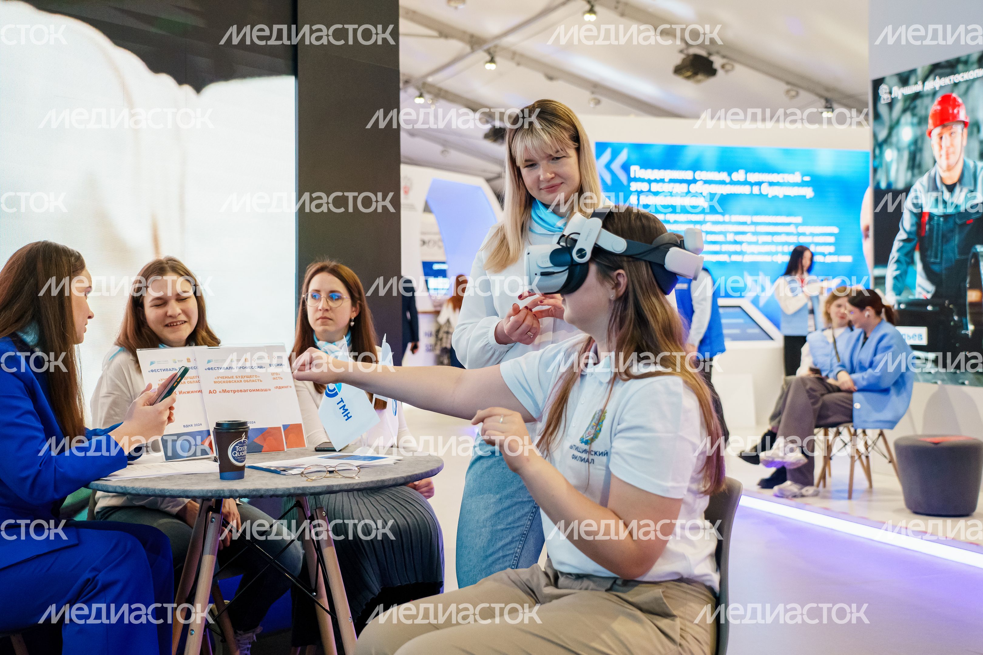Фестиваль профессий на выставке "Россия". Стенд «Ученые будущего» Фестиваль профессий на выставке "Россия". Стенд «Ученые будущего»