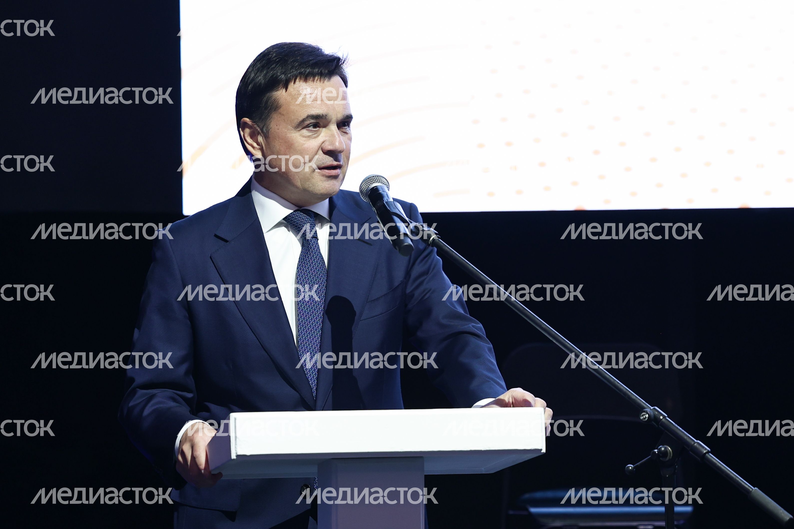 Андрей Воробьев поздравил коллектив МОНИКИ с юбилеем Андрей Воробьев поздравил коллектив МОНИКИ с юбилеем