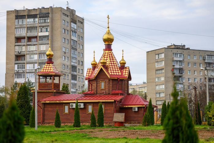 Церковь Державной иконы Божией Матери в микрорайоне Авиационный в Домодедово осенью