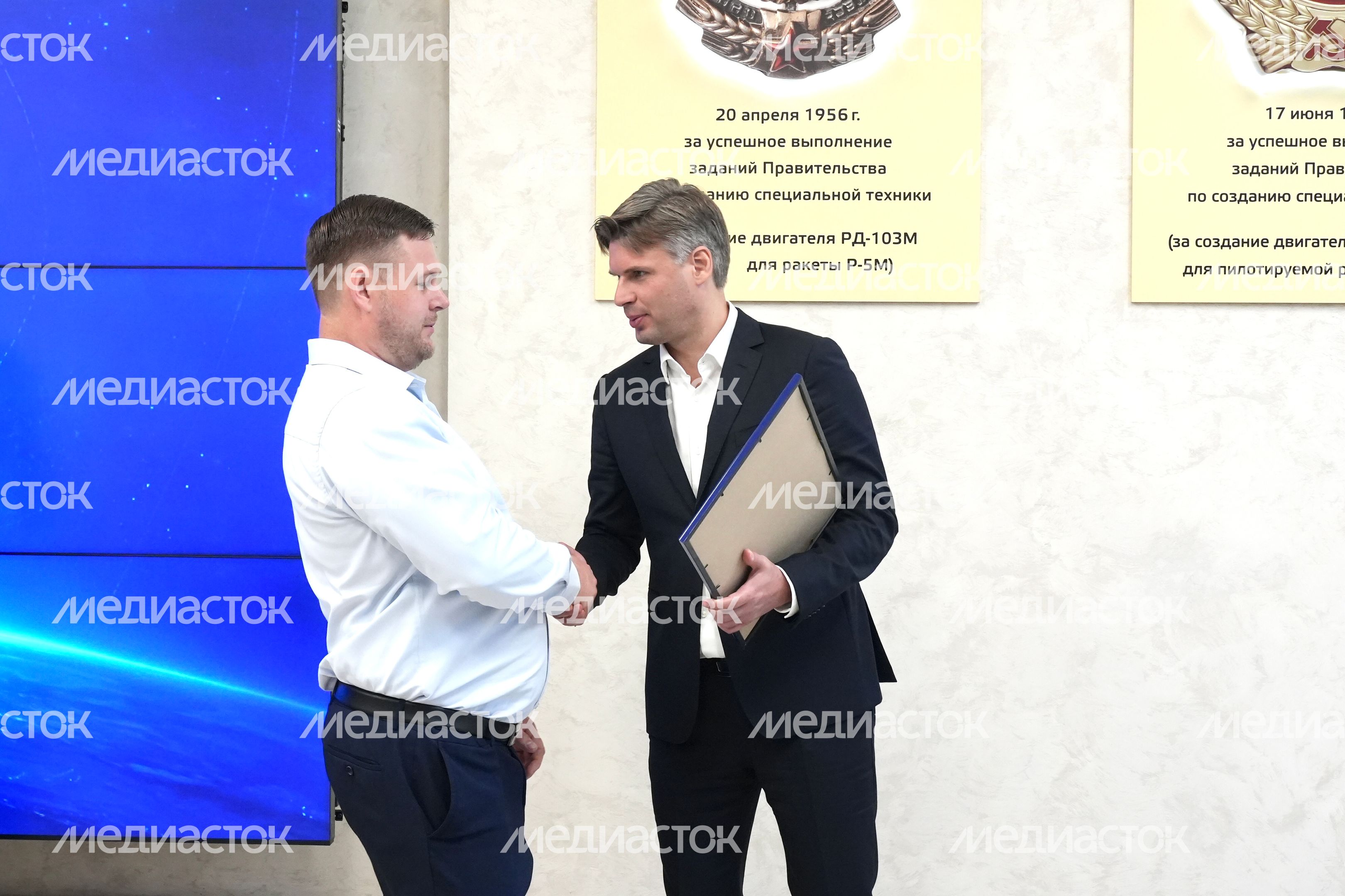 Дмитрий Баканов наградил лучших сотрудников "НПО Энергомаш им. академика В.П. Глушко"