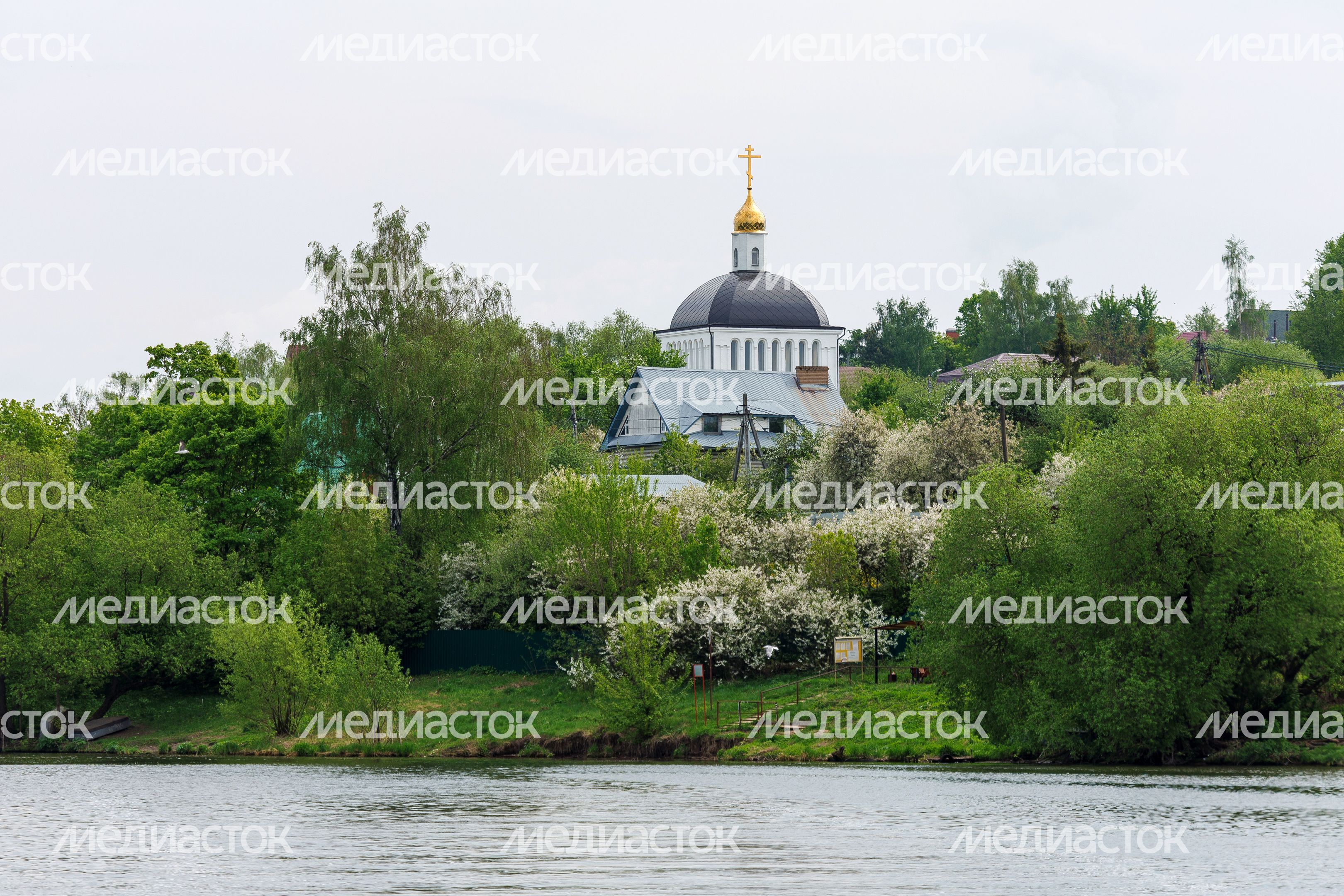 Вид на церковь Андрея Первозванного в деревне Андреевское с воды Москвы-реки