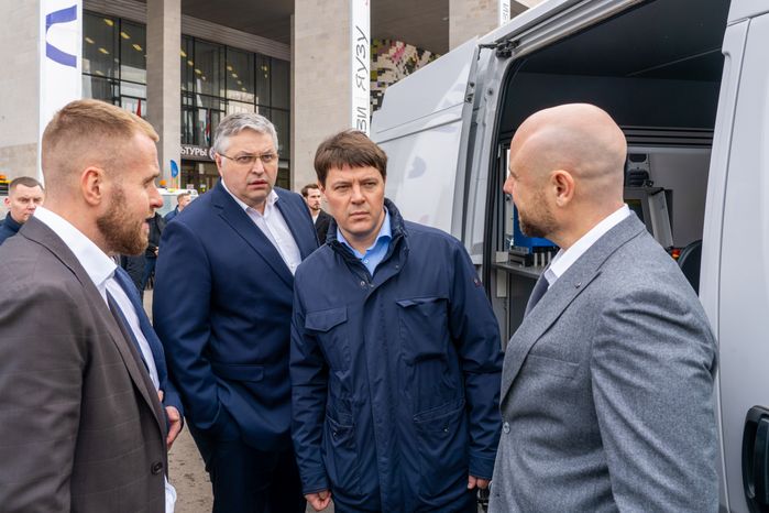 Владислав Мурашов и Кирилл Григорьев осмотрели выставку коммунальной техники