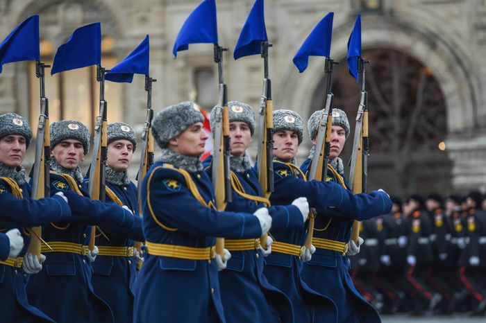 Торжественный марш в честь парада 1941 года на Красной площади в Москве