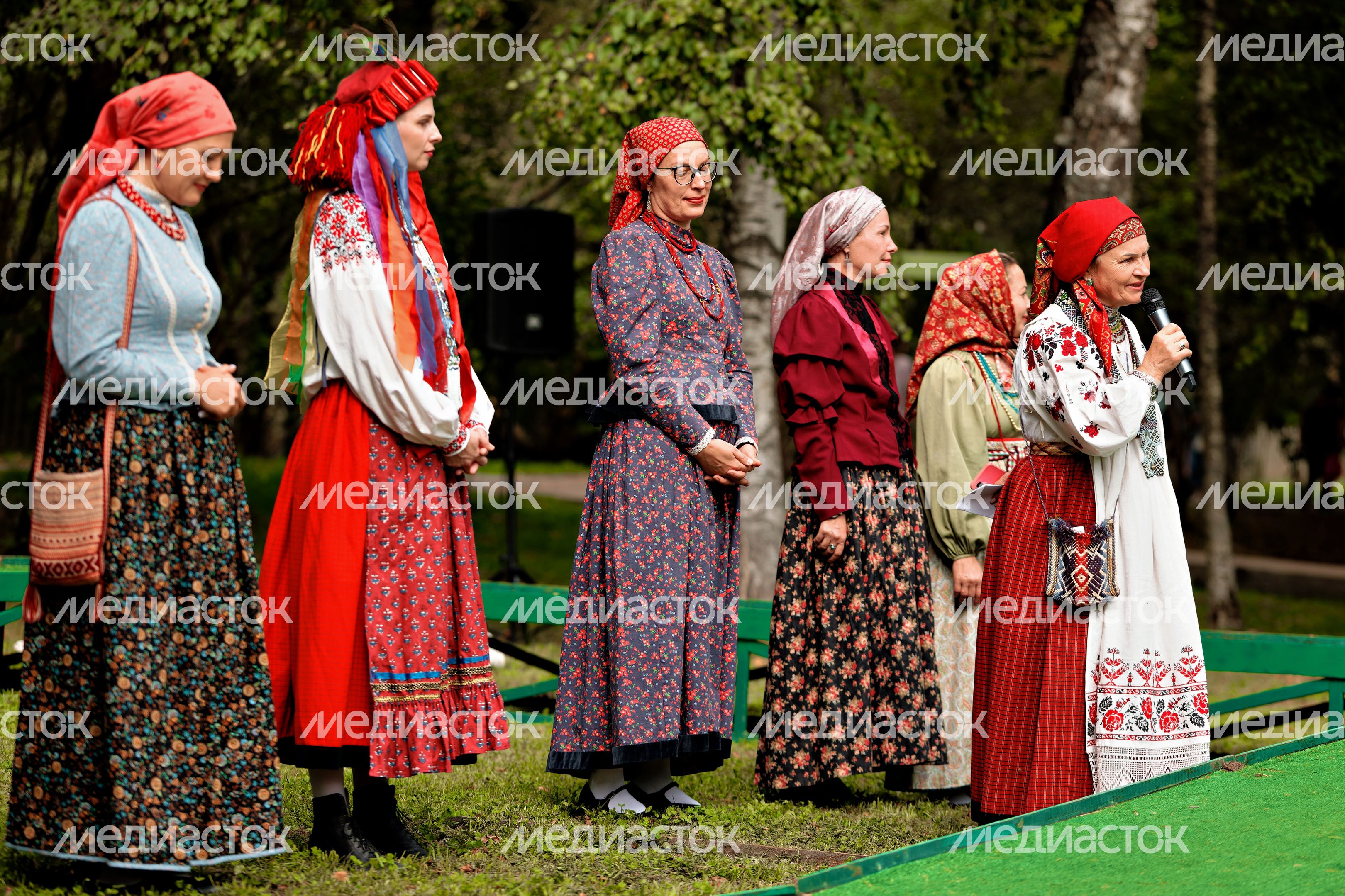 Дефиле в народных костюмах от центра «Истоки» на фестивале народных традиций «Три Спаса в Мелихове» Дефиле в народных костюмах от центра «Истоки» на фестивале народных традиций «Три Спаса в Мелихове»
