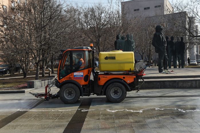 Дороги и тротуары в Москве вымыли с шампунем 