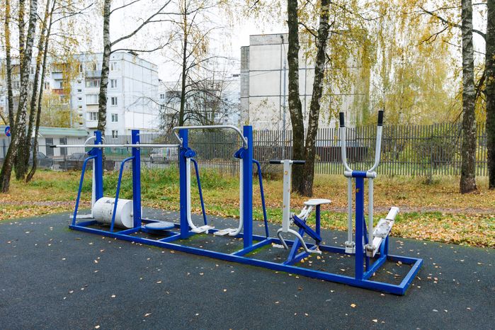 Тренажеры в городском парке культуры и отдыха г. Ивантеевка осенью