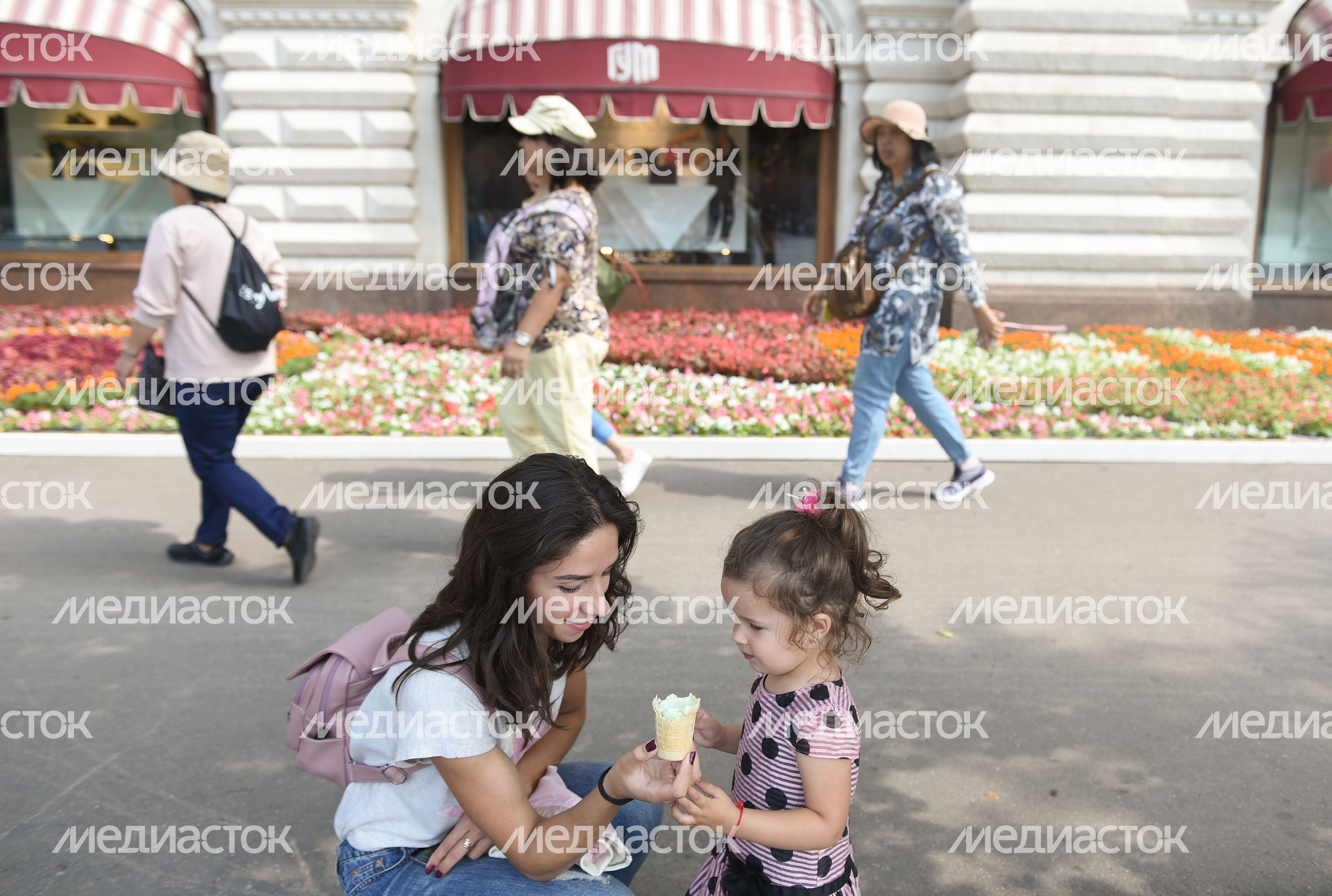 Юбилейный фестиваль цветов в ГУМе в Москве