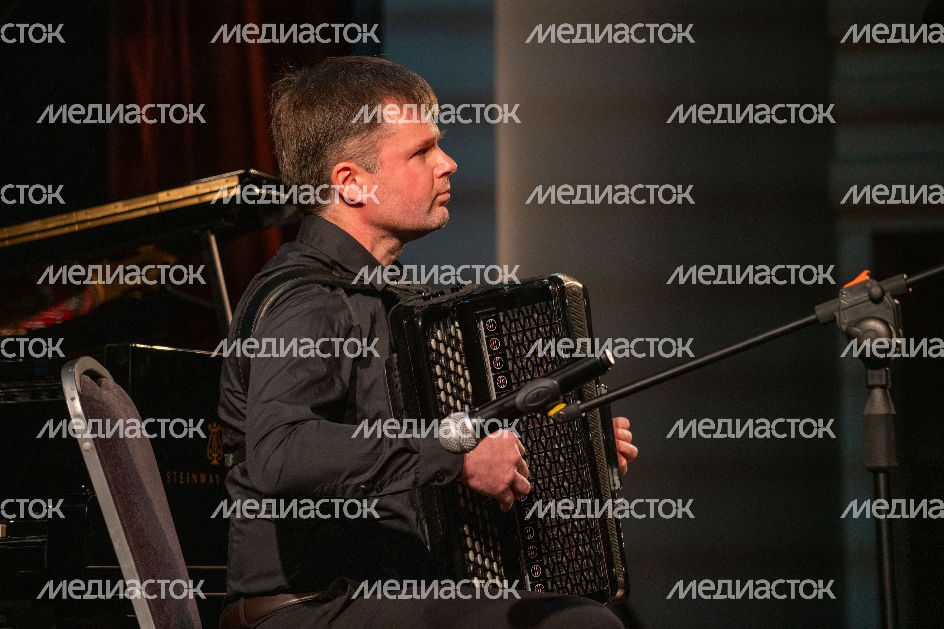 Лауреат международных конкурсов Михаил Бурлаков на концерте «Я вижу даль твою, Россия…» к выставке «Саврасов и тишина» Лауреат международных конкурсов Михаил Бурлаков на концерте «Я вижу даль твою, Россия…» к выставке «Саврасов и тишина»