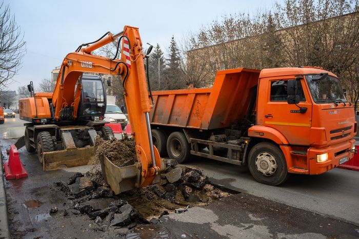 Рабочие Мособлводоканала укладывают асфальт в Орехово-Зуево после ремонта водопровода
