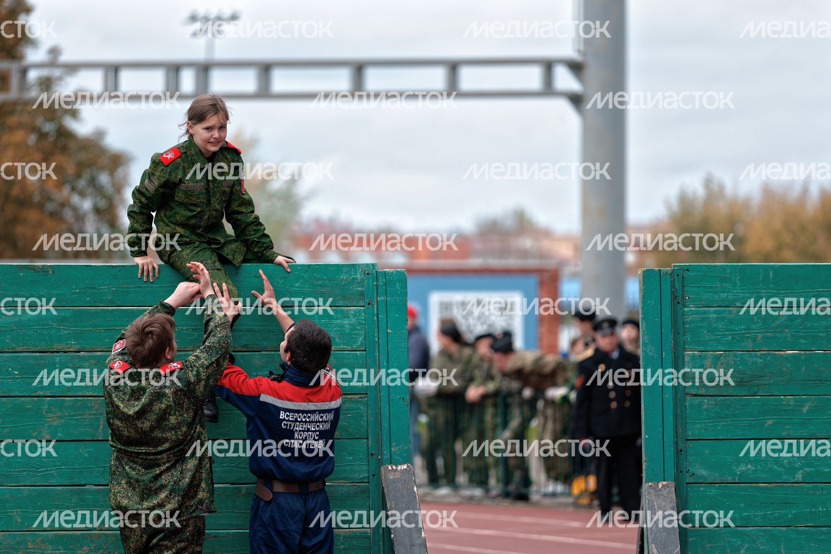 Слаженность в прохождении полосы препятствий показали школьники в военно-патриотической игре «Наследники Победы»