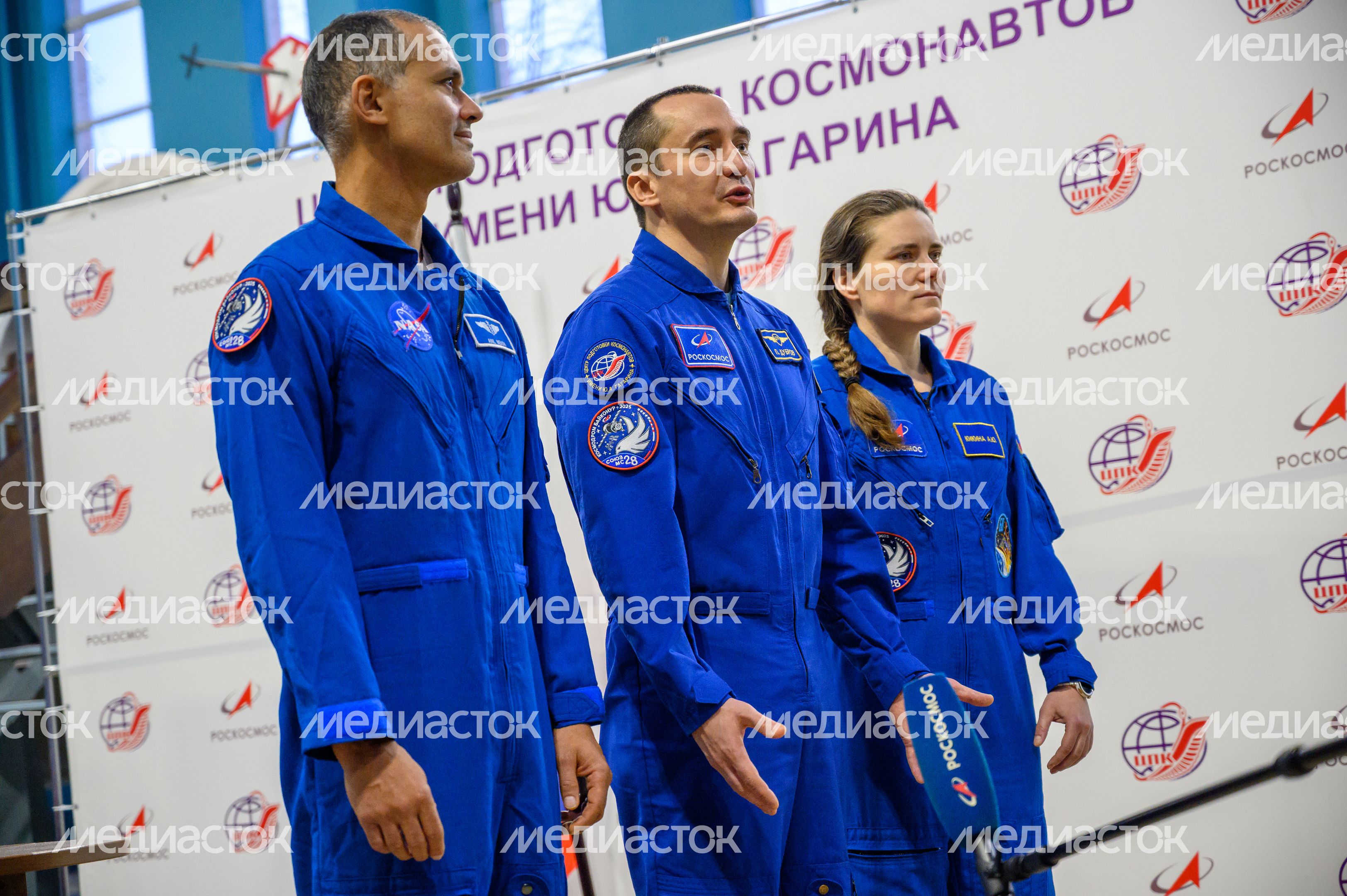 Космонавты дублирующего экипажа МКС-74 Анил Менон, Петр Дубров, Анна Кикина в Звездном городке