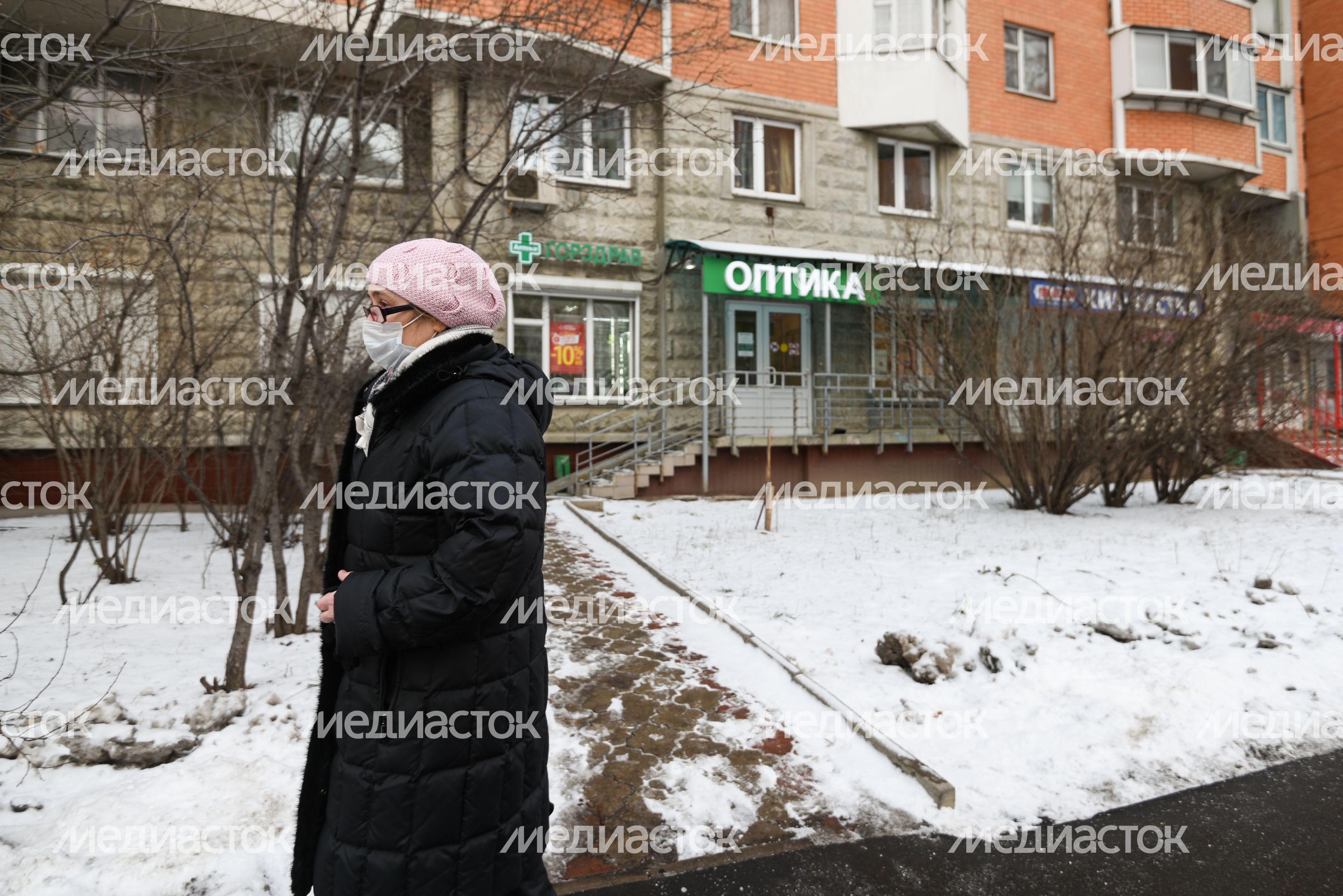 Люди в масках в период эпидемии коронавируса