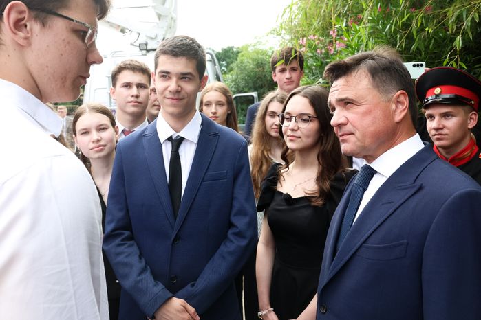 Андрей Воробьев с выпускниками подмосковных школ возложил венок и цветы в Александровском саду
