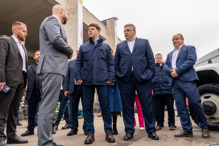 Владислав Мурашов и Кирилл Григорьев осмотрели выставку коммунальной техники