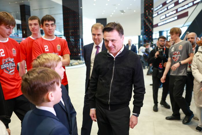 Андрей Воробьев вручил переходящий кубок Школьной лиги команде Одинцовского округа