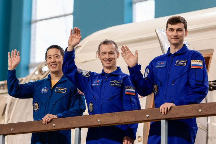 Космонавты основного экипажа МКС-73 Д. Ким, С.Н. Рыжиков, А.В. Зубрицкий на комплексной тренировке в Звездном городке