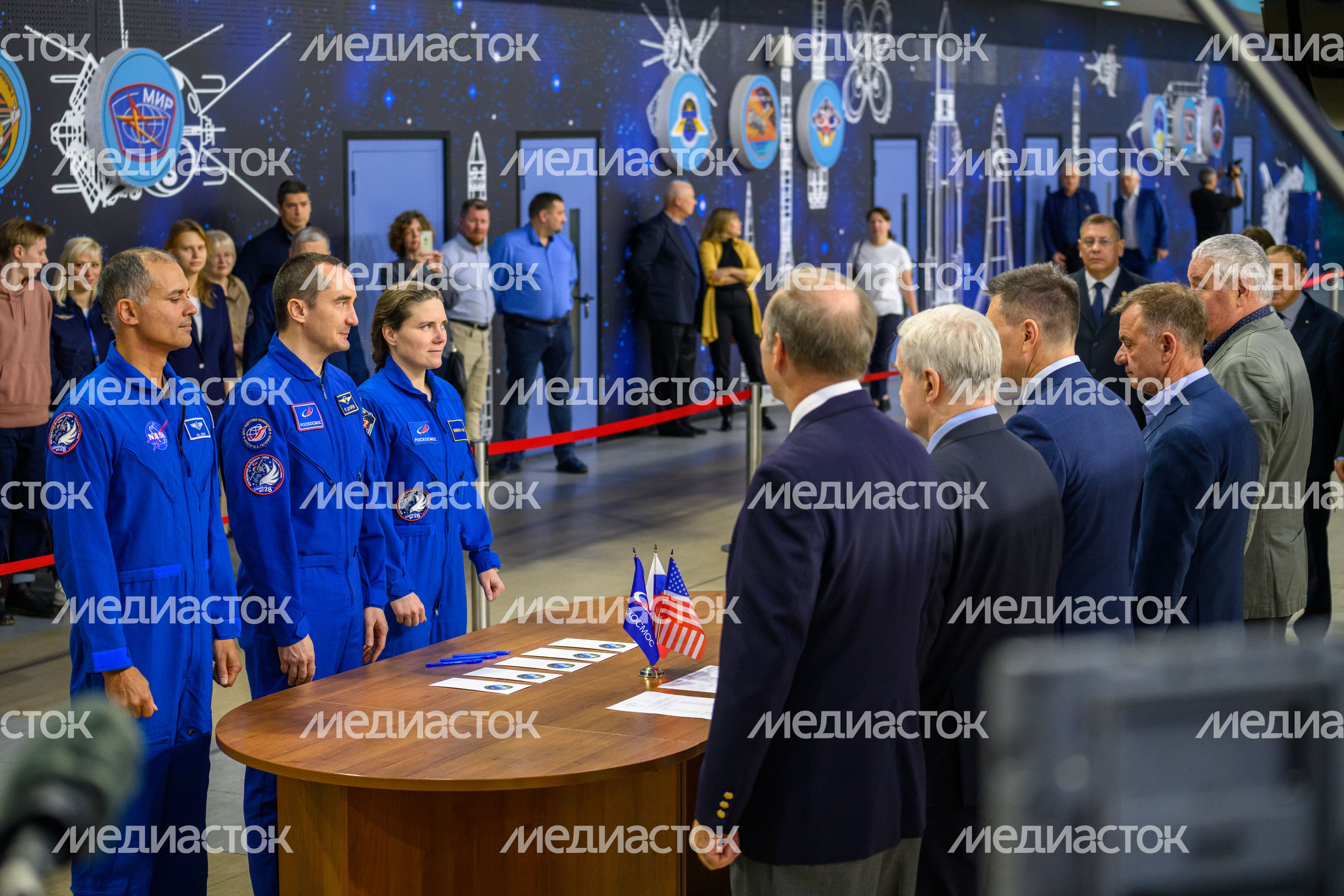 Тренировка дублирующего экипажа космонавтов МКС-74 на тренажере МКС в Звездном городке