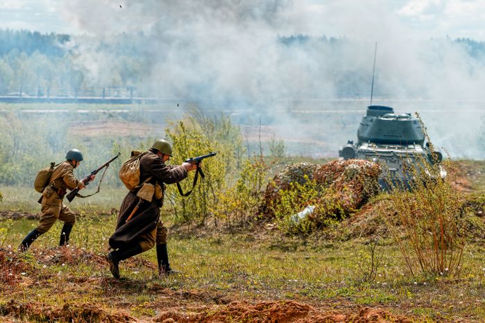 Военно-историческая реконструкция боя Великой Отечественной войны с техникой и авиацией в парке «Патриот» Одинцовского округа