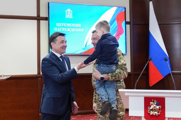 Андрей Воробьев вручил государственные награды добровольцам БАРСа