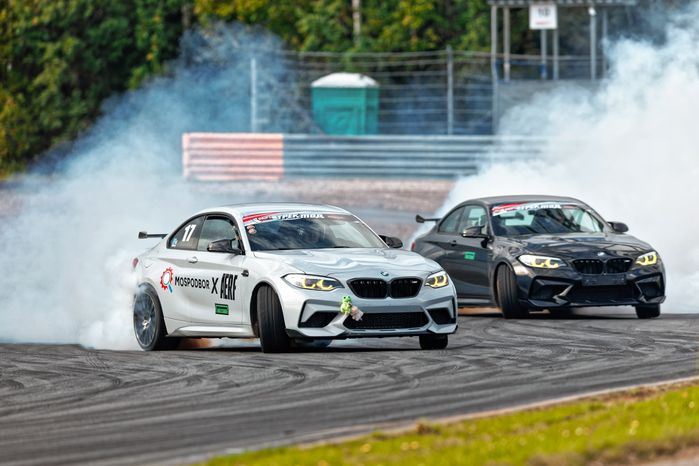 Дрифт-гонка автомобилей по автодрому Moscow Raceway на фестивале «Дрифт Экспо» в Волоколамске