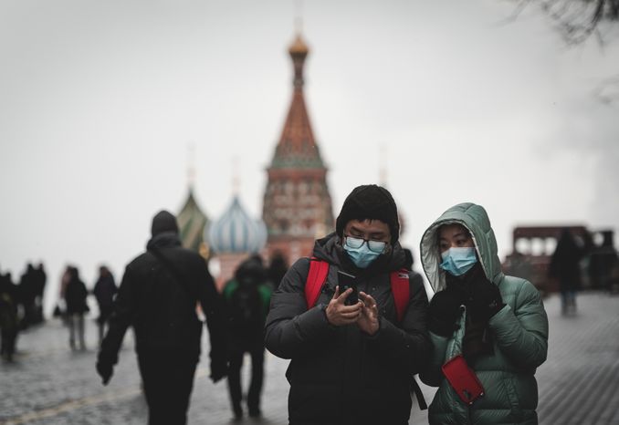 Люди в масках в период эпидемии коронавируса