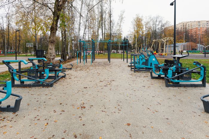 Тренажеры в Центральном парке культуры и отдыха города Пушкино осенью