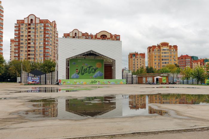 Сцена в Центральном парке культуры и отдыха Долгопрудного летом (Городском парке)