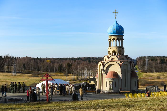 Открытие после реставрации воинского мемориала в деревне Ельня в Подмосковье