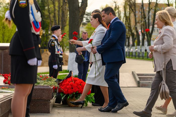 Возложение цветов к мемориалу в Дмитровском округе в преддверие Дня Победы