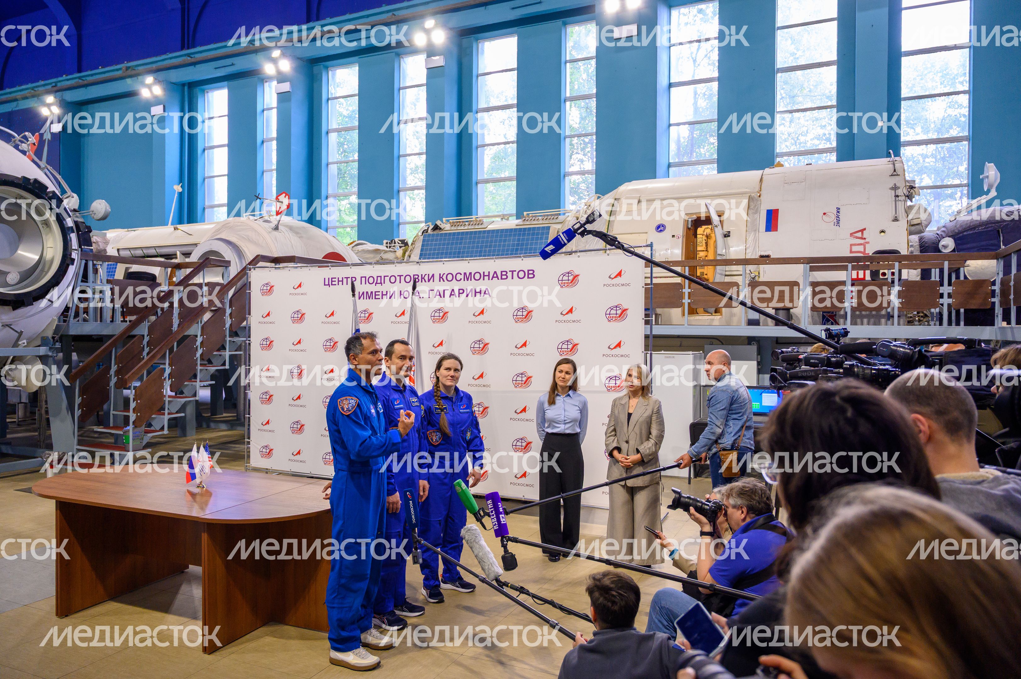Экипаж космонавтов МКС-75 А. Менон, П. Дубров и А. Кикина на комплексной тренировке в Звездном городке