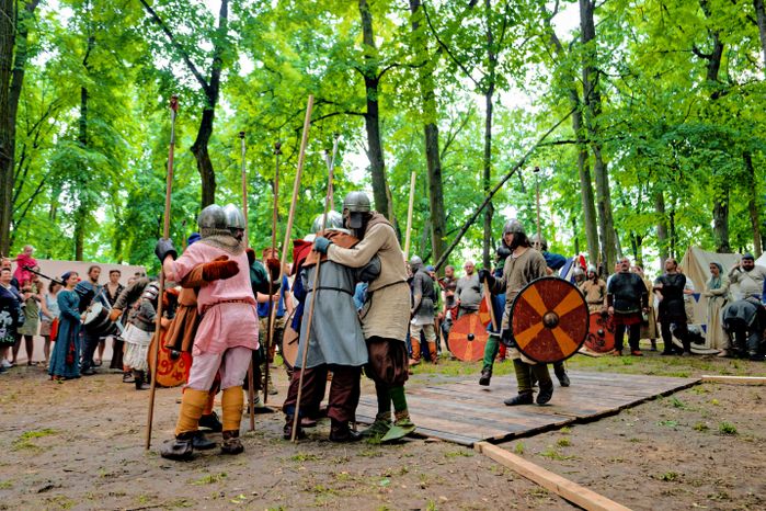 Показательный бой рыцарей на Фестивале исторической реконструкции «Наследие предков-2026» в Раменском парке