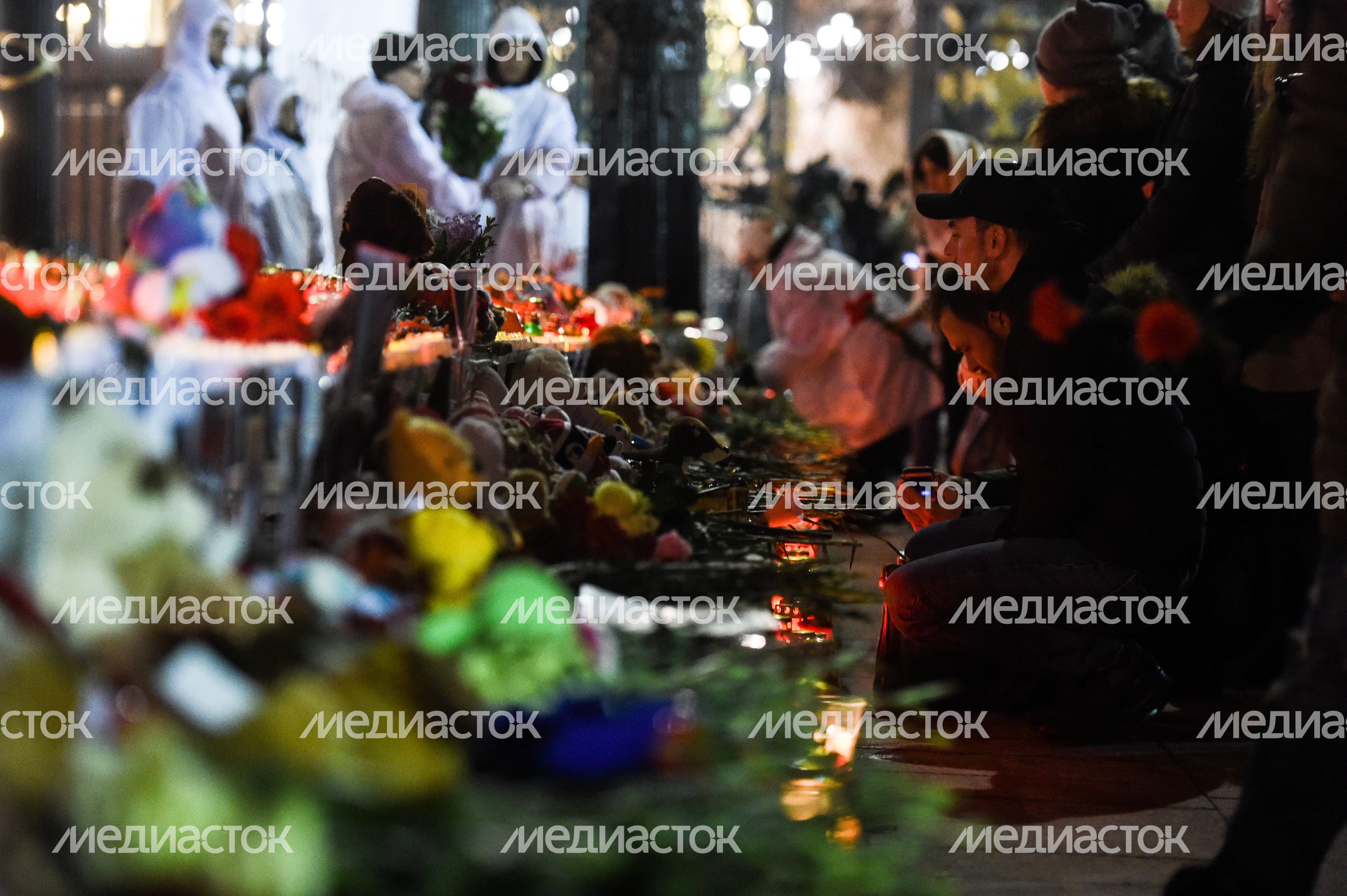 Акция в память о погибших в Кемерове на Манежной площади в Москве