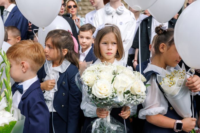 Первоклассники 1 сентября на линейке в школе