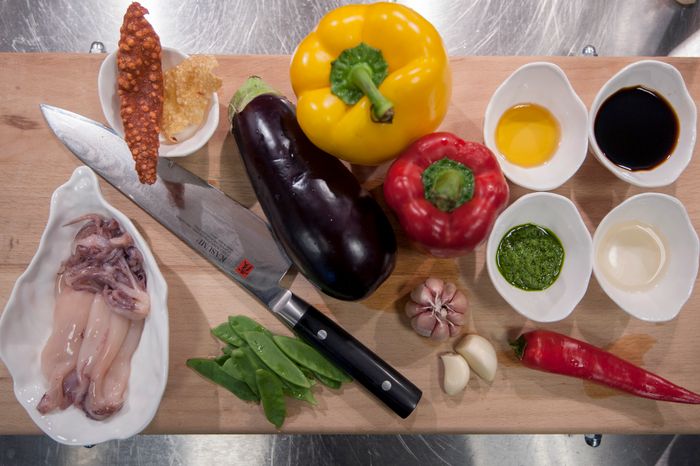 Приготовление салата с кальмарами и овощами на гриле