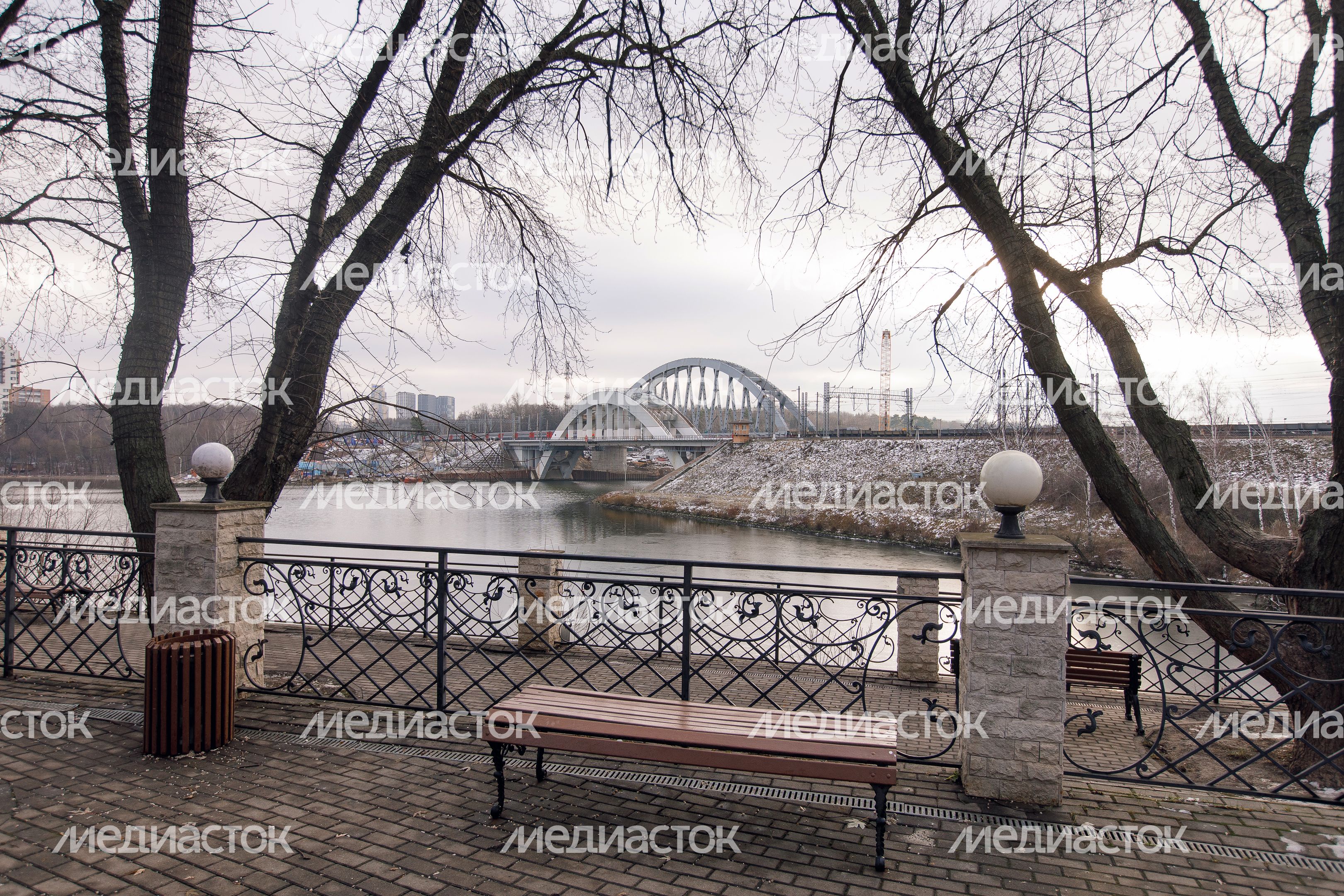 Вид на железнодорожный мост в Химках Вид на железнодорожный мост в Химках