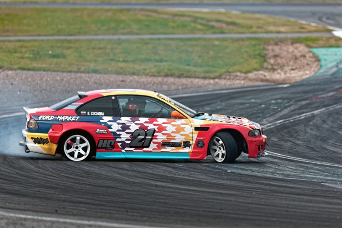 Дрифт-гонка автомобилей по автодрому Moscow Raceway на фестивале «Дрифт Экспо» в Волоколамске