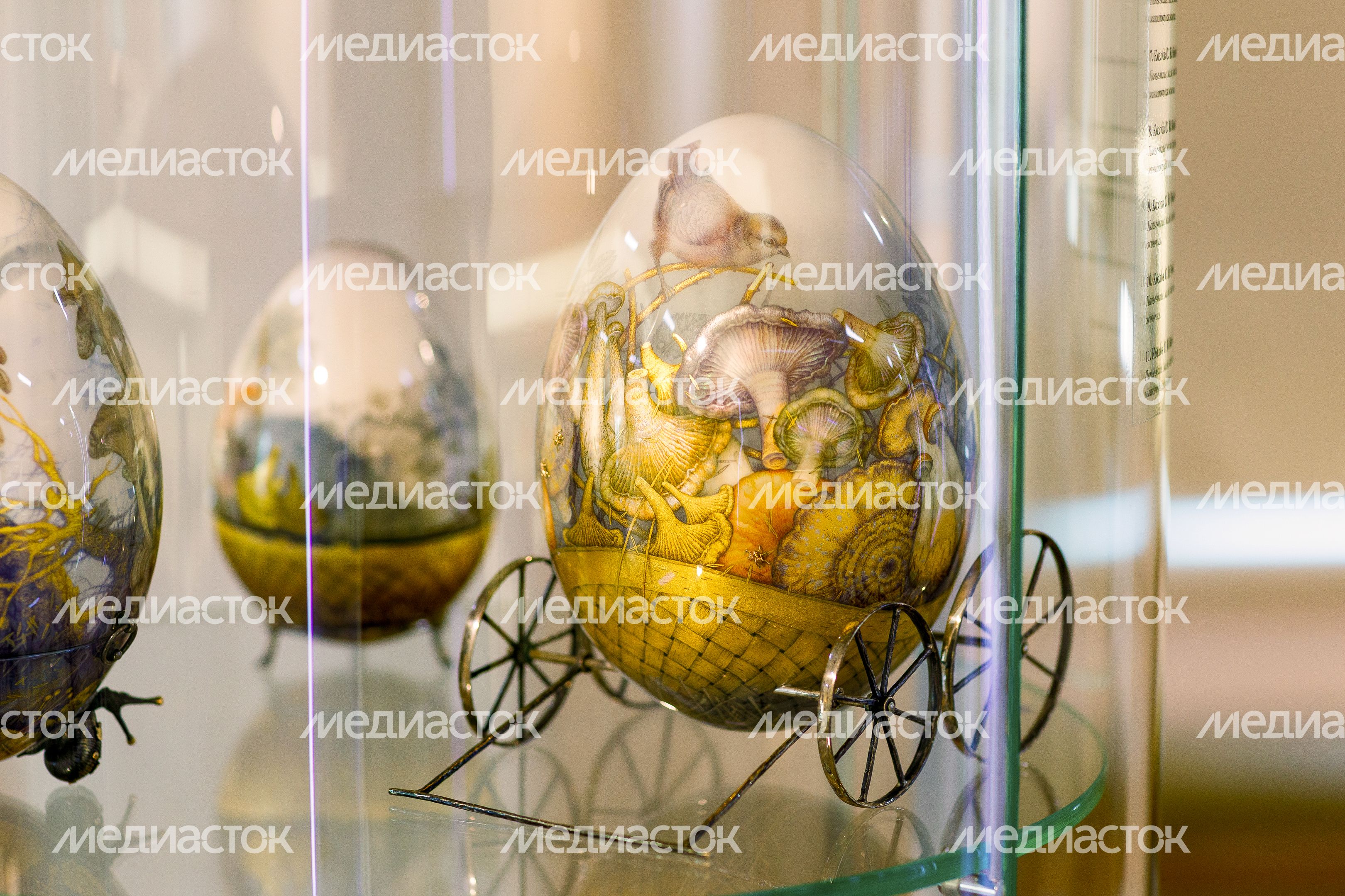 Пасхальное яйцо в технике лаковой миниатюры Федоскино на выставке «Фантазии полет и рук творенье…»